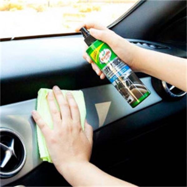 Deja el salpicadero y los plásticos interiores de tu coche impecables con  este limpiador de Turtle Wax de 5 euros - Periodismo del Motor